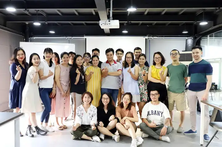 Đinh Đức Hoàng Là Ai? Khám Phá Hành Trình Từ Nhà Báo Đến Người Kể Chuyện Đa Chiều