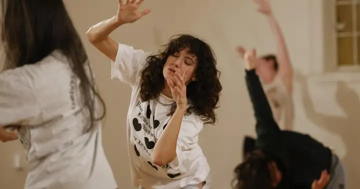 Dua Lipa Là Ai: Hành Trình Từ Nữ Hoàng Disco Đến Biểu Tượng Toàn Cầu Dua Lipa Là Ai: Hành Trình Từ Nữ Hoàng Disco Đến Biểu Tượng Toàn Cầu