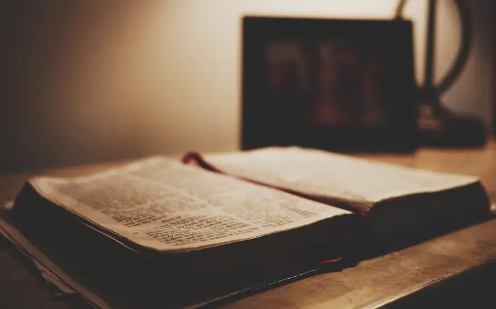 Đức Chúa Trời Là Ai? Câu Trả Lời Từ Góc Nhìn Đa Chiều Về Đấng Tạo Hóa