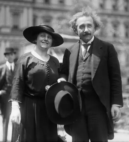 Albert Einstein: Tiểu Sử, Di Sản Khoa Học Và Những Sự Thật Ít Biết Về Thiên Tài Vĩ Đại