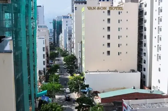 Hà Bổng Là Ai: Khám Phá Sự Nghiệp Đa Dạng Của Một Chuyên Gia Giải Trí Kỳ Cựu