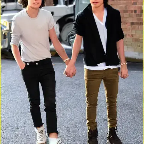 Harry Louis Là Ai? Hành Trình Đa Tài Từ Người Mẫu, Ngôi Sao Phim Người Lớn Đến Dj Nổi Tiếng Harry Louis Là Ai? Hành Trình Đa Tài Từ Người Mẫu, Ngôi Sao Phim Người Lớn Đến Dj Nổi Tiếng