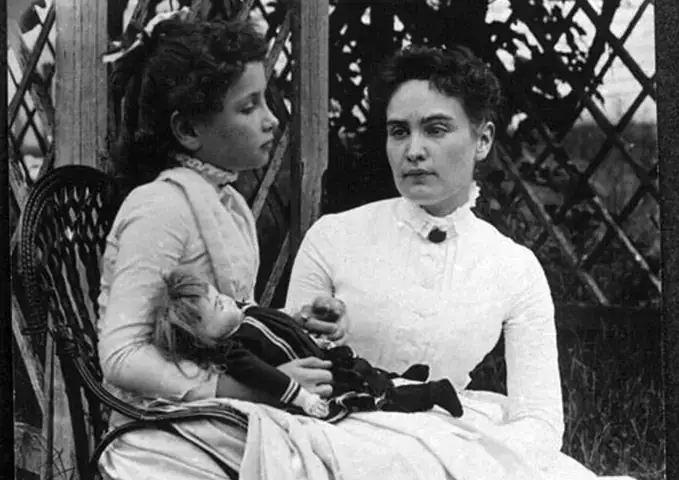 Helen Keller Là Ai: Cuộc Đời, Sự Nghiệp Và Di Sản Truyền Cảm Hứng Helen Keller Là Ai: Cuộc Đời, Sự Nghiệp Và Di Sản Truyền Cảm Hứng