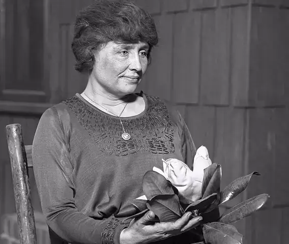 Helen Keller Là Ai: Cuộc Đời, Sự Nghiệp Và Di Sản Truyền Cảm Hứng Helen Keller Là Ai: Cuộc Đời, Sự Nghiệp Và Di Sản Truyền Cảm Hứng