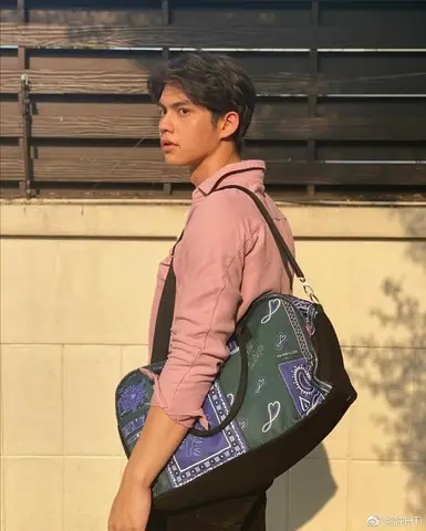 Vachirawit Chivaaree (bright) Là Ai? Tiểu Sử, Sự Nghiệp Và Phong Cách Thời Trang