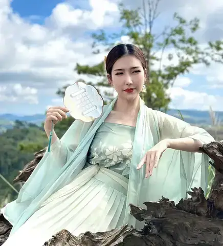 Hoàng Y Nhung: Hành Trình Từ Hoa Hậu Đến Người Truyền Cảm Hứng