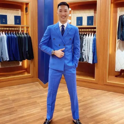 Huấn Hoa Hồng Là Ai? Hành Trình Biến Hóa Từ Giang Hồ Mạng Đến Doanh Nhân Và Người Truyền Cảm Hứng