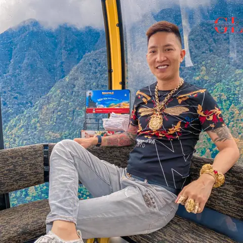 Huấn Hoa Hồng Là Ai? Hành Trình Biến Hóa Từ Giang Hồ Mạng Đến Doanh Nhân Và Người Truyền Cảm Hứng