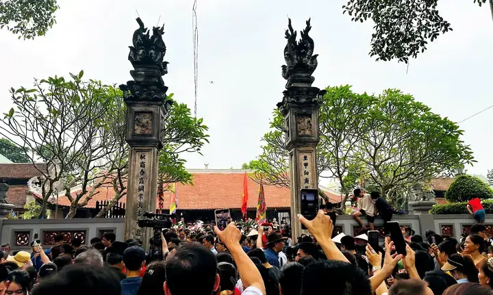 Lê Đình Hùng Là Ai? Hành Trình Sự Nghiệp Từ Giảng Đường Đến Đạo Diễn Điện Ảnh