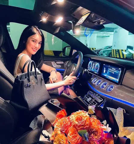 Lily Chen Là Ai? Tiểu Sử, Sự Nghiệp Và Hành Trình Từ Nghèo Khó Đến Đại Gia Hàng Hiệu