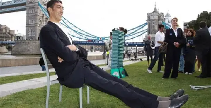 Những Người Thấp Nhất Thế Giới: Hành Trình Khám Phá Những Kỷ Lục Guinness Đầy Cảm Hứng Những Người Thấp Nhất Thế Giới: Hành Trình Khám Phá Những Kỷ Lục Guinness Đầy Cảm Hứng