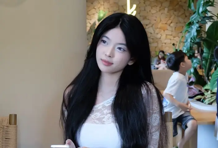 Đặng Nguyễn Thùy Giang Là Ai? Hành Trình Từ Hoa Khôi Học Đường Đến Tiktoker Triệu View