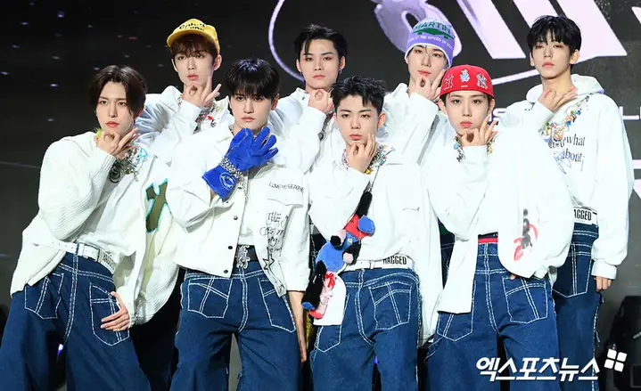 Nhóm Nhạc Toàn Cầu Là Ai? Giải Đáp Khái Niệm Và Các Nhóm Nhạc Nổi Tiếng Nhất Thế Giới