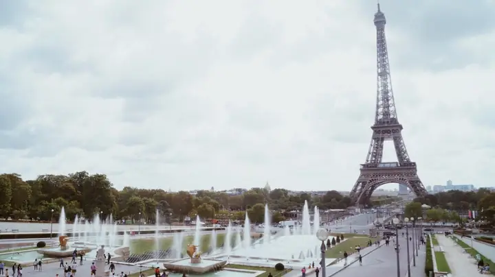 Paris Tiên Là Ai? Giải Mã Hiện Tượng Mạng Đầy Bí Ẩn Và争议