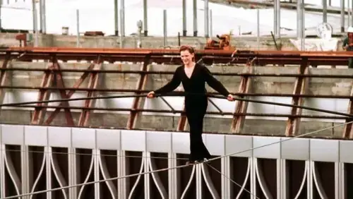 Philippe Petit Là Ai? Cuộc Đời Và Di Sản Của Nghệ Sĩ Đi Dây Trên Bầu Trời Thế Kỷ