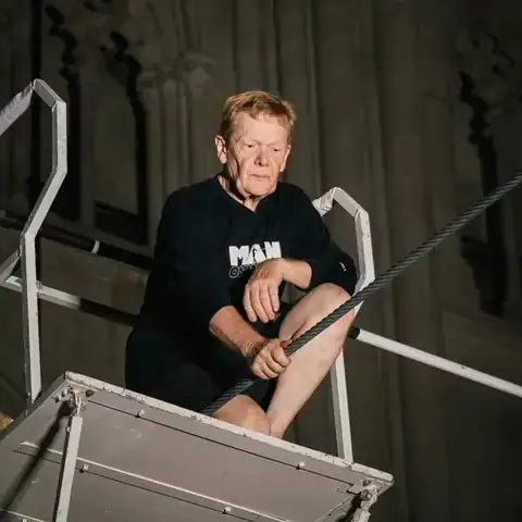 Philippe Petit Là Ai? Cuộc Đời Và Di Sản Của Nghệ Sĩ Đi Dây Trên Bầu Trời Thế Kỷ