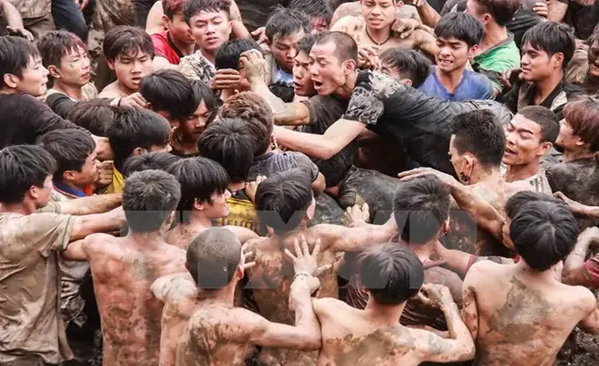 Phóng Viên Chen Lấn Lễ Tang: Đâu Là Ranh Giới Giữa Nhiệm Vụ Đưa Tin Và Sự Thiếu Tôn Trọng?