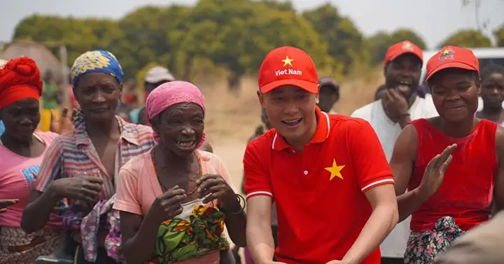 Quang Linh Vlog Là Ai? Hành Trình Từ Anh Thợ Điện Đến 'hoàng Tử Châu Phi' Của Youtube Việt Quang Linh Vlog Là Ai? Hành Trình Từ Anh Thợ Điện Đến 'hoàng Tử Châu Phi' Của Youtube Việt