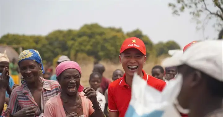 Quang Linh Vlog Là Ai? Hành Trình Từ Anh Thợ Điện Đến 'hoàng Tử Châu Phi' Của Youtube Việt Quang Linh Vlog Là Ai? Hành Trình Từ Anh Thợ Điện Đến 'hoàng Tử Châu Phi' Của Youtube Việt