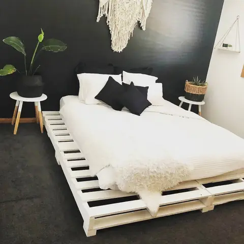 Trang Trí Phòng Ngủ Bằng Gỗ Pallet Kết Hợp Sơn Tường Màu Đen