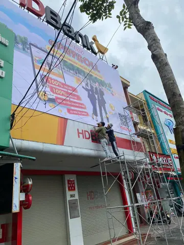 Trang Trí Bảng Hiệu Làm Đẹp Cho Hệ Thống Ngân Hàng Hdbank Tại ...