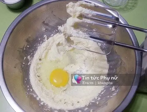 Bánh Cupcake Trang Trí Kem Hoa Hồng Ngày Mưa Gió