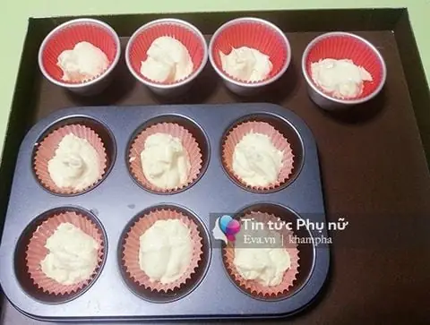 Bánh Cupcake Trang Trí Kem Hoa Hồng Ngày Mưa Gió