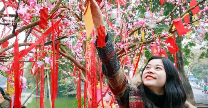 Treo Dây Pháo Đỏ