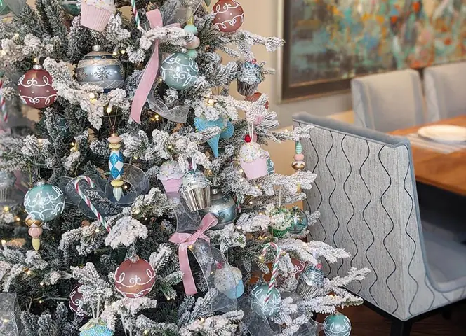 Ý Tưởng Trang Trí Cây Thông Noel Ấn Tượng Với Phụ Kiện Sáng Tạo