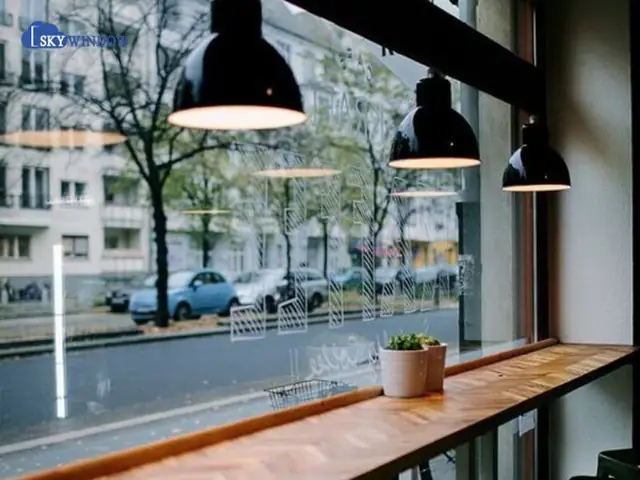 Trang Trí Cửa Kính Của Quán Cafe Bằng Đèn Thả