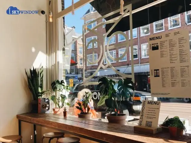 Trang Trí Cửa Kính Của Quán Cafe Với Cây Cảnh