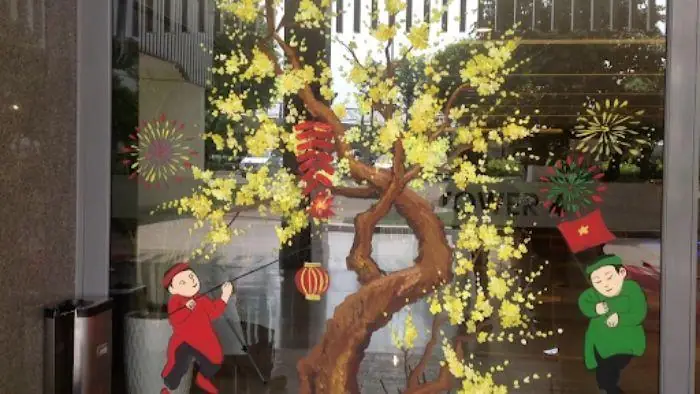 Trang Trí Cửa Kính Shop Quần Áo Với Phụ Kiện Hoa Mai, Hoa Đào