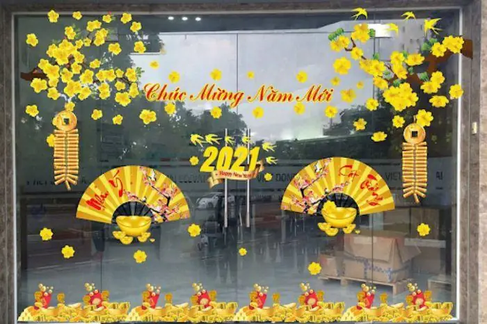 Trang Trí Cửa Kính Shop Quần Áo Với Phụ Kiện Hoa Mai, Hoa Đào