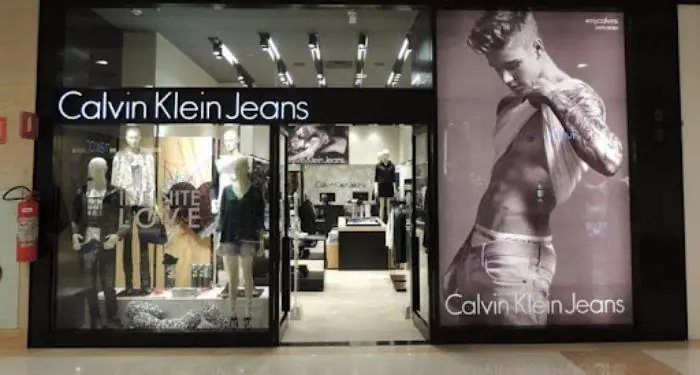 Trang Trí Cửa Kính Shop Quần Áo Với Logo Công Ty