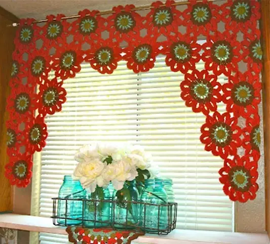 Trang-tri-cua-so-lop-hoc-mam-non-dep-bang-len