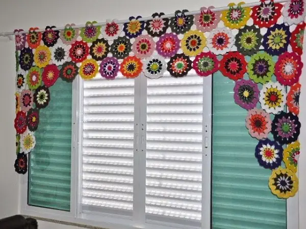 Trang-tri-cua-so-lop-hoc-mam-non-dep-bang-len