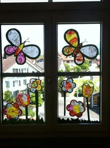 Trang-tri-cua-so-lop-hoc-mam-non-dep-bang-giay-mau