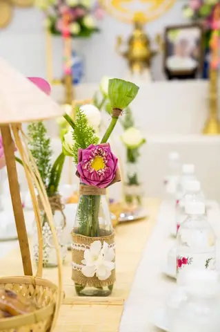 Cách Chuẩn Bị Cắm Hoa Tươi Đám Cưới Bằng Hoa Sen Để Trang Trí Như Sau.