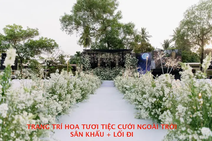 Trang Trí Hoa Tươi Cho Tiệc Cưới Ngoài Trời.