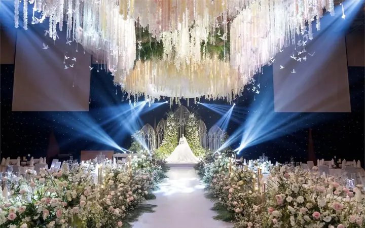 Trang Trí Hoa Tươi Cho Tiệc Cưới Tại Nhà Hàng.