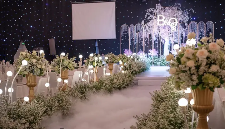 Trang Trí Hoa Tươi Cho Tiệc Cưới Tại Nhà Hàng.