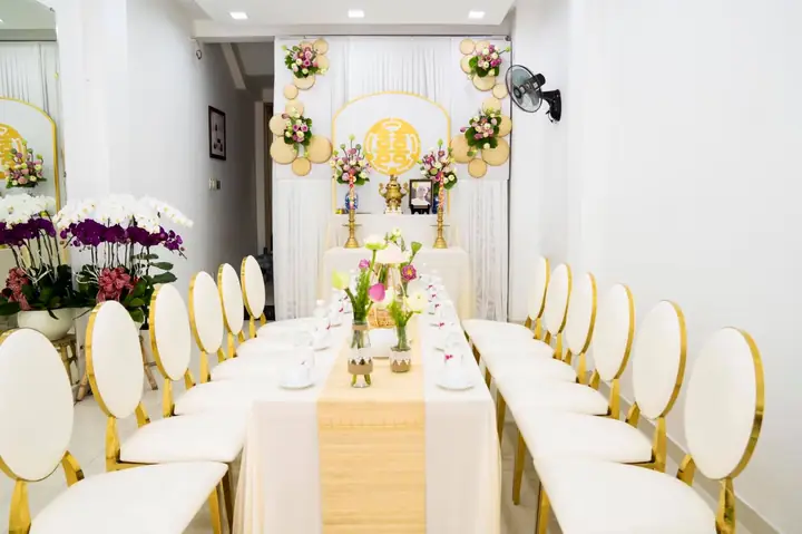 Cách Chuẩn Bị Cắm Hoa Tươi Đám Cưới Bằng Hoa Sen Để Trang Trí Như Sau.