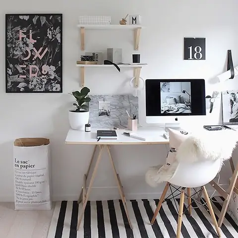 Một Chiếc Bàn Góc.