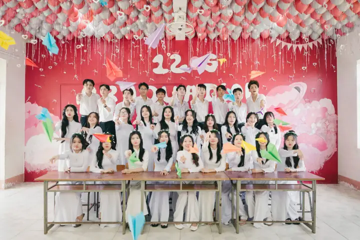 Ý Tưởng Trang Trí Lớp Chụp Kỷ Yếu "độc Nhất Vô Nhị" - Vhunter ...