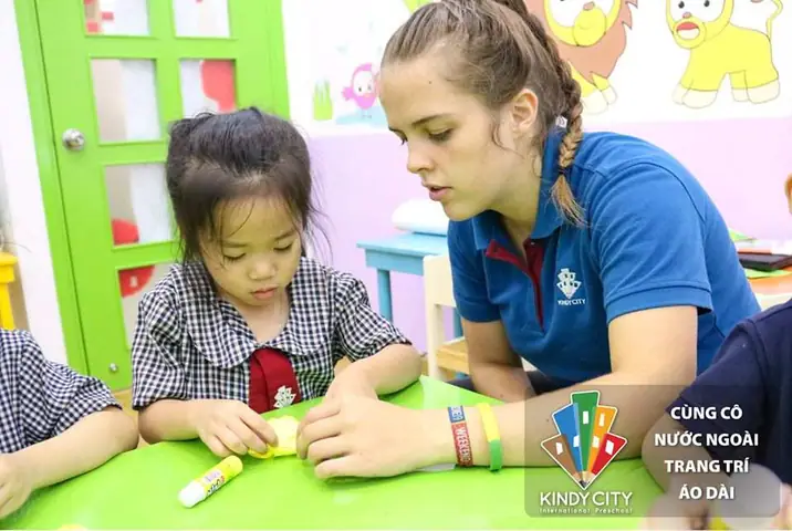 Cùng Cô Nước Ngoài Trang Trí Áo Dài | Trường Mầm Non Quốc Tế ... Cùng Cô Nước Ngoài Trang Trí Áo Dài | Trường Mầm Non Quốc Tế ...