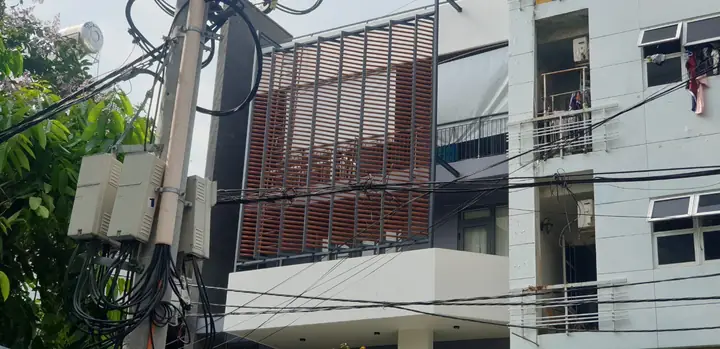 Sử Dụng Lam Nhôm, Gỗ, Sắt, Bê Tông. Sử Dụng Lam Nhôm, Gỗ, Sắt, Bê Tông.