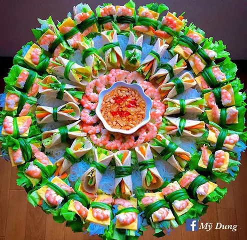 Tóc Tiên Khéo Léo Làm Gỏi Cuốn Có Màu Tím Hồng Đẹp Mắt, Hóa Ra Là Nhờ Thứ Này Tóc Tiên Khéo Léo Làm Gỏi Cuốn Có Màu Tím Hồng Đẹp Mắt, Hóa Ra Là Nhờ Thứ Này