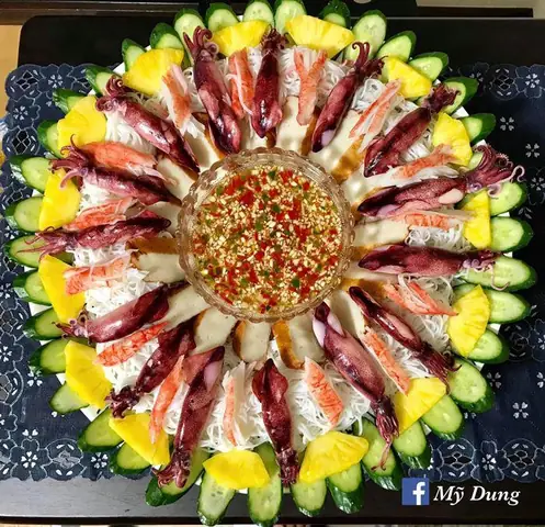 Tóc Tiên Khéo Léo Làm Gỏi Cuốn Có Màu Tím Hồng Đẹp Mắt, Hóa Ra Là Nhờ Thứ Này Tóc Tiên Khéo Léo Làm Gỏi Cuốn Có Màu Tím Hồng Đẹp Mắt, Hóa Ra Là Nhờ Thứ Này