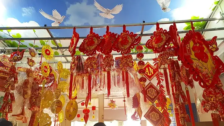 Trang Trí Tết Cổ Truyền Với Các Vật Dụng Màu Đỏ Trang Trí Tết Cổ Truyền Với Các Vật Dụng Màu Đỏ