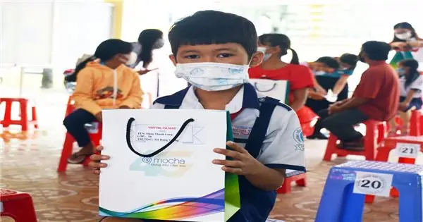 Cà Mau: Trao Tặng 500 Điện Thoại Thông Minh Cho Học Sinh Có Hoàn ...